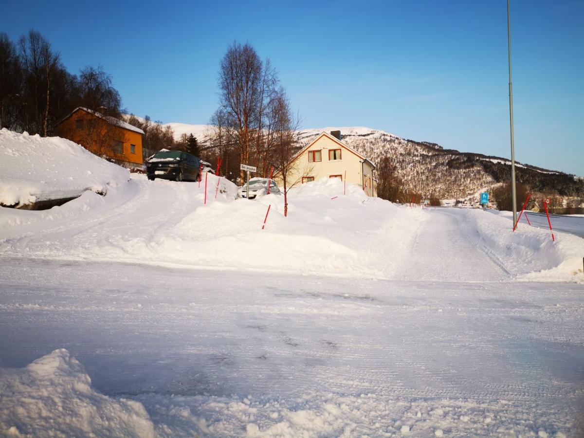 Lyngen, Mackay Appartment, Lyngen Lyngseidet ภายนอก รูปภาพ