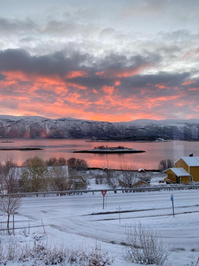 Lyngen, Mackay Appartment, Lyngen Lyngseidet ภายนอก รูปภาพ