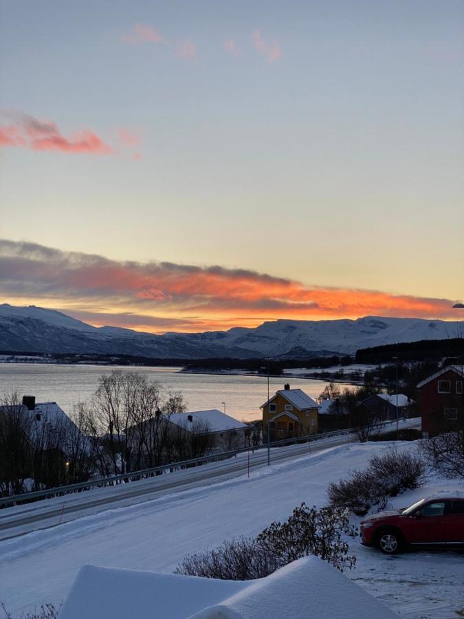 Lyngen, Mackay Appartment, Lyngen Lyngseidet ภายนอก รูปภาพ