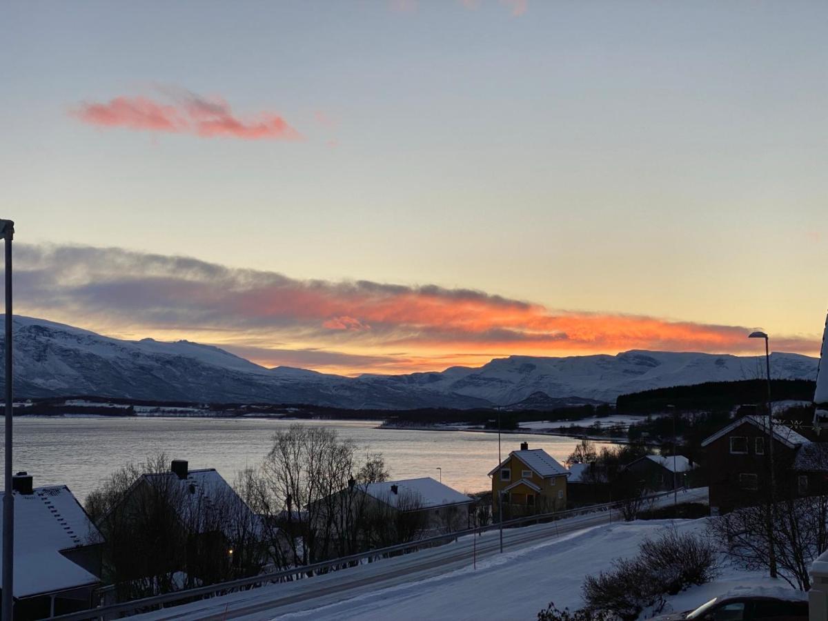 Lyngen, Mackay Appartment, Lyngen Lyngseidet ภายนอก รูปภาพ